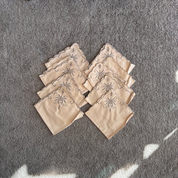 Vintage Embroidered Cut-out Round Tablecloth and 8 Napkins Cream and Gray - Picture 6 of 8